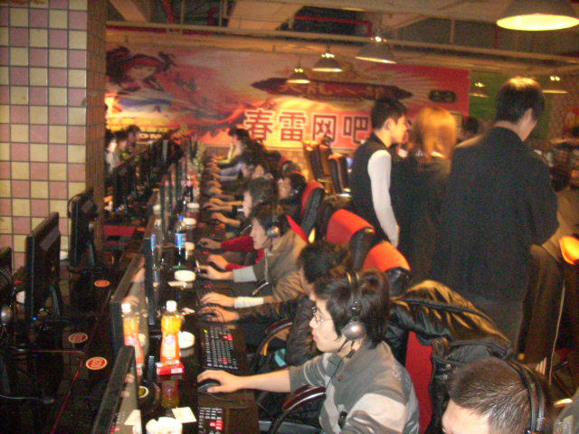 小伞Jhin盛开着屠杀之花引领逆转，Awei的Zyra在团战中阵亡， Leyan 的队伍锁定赛点。