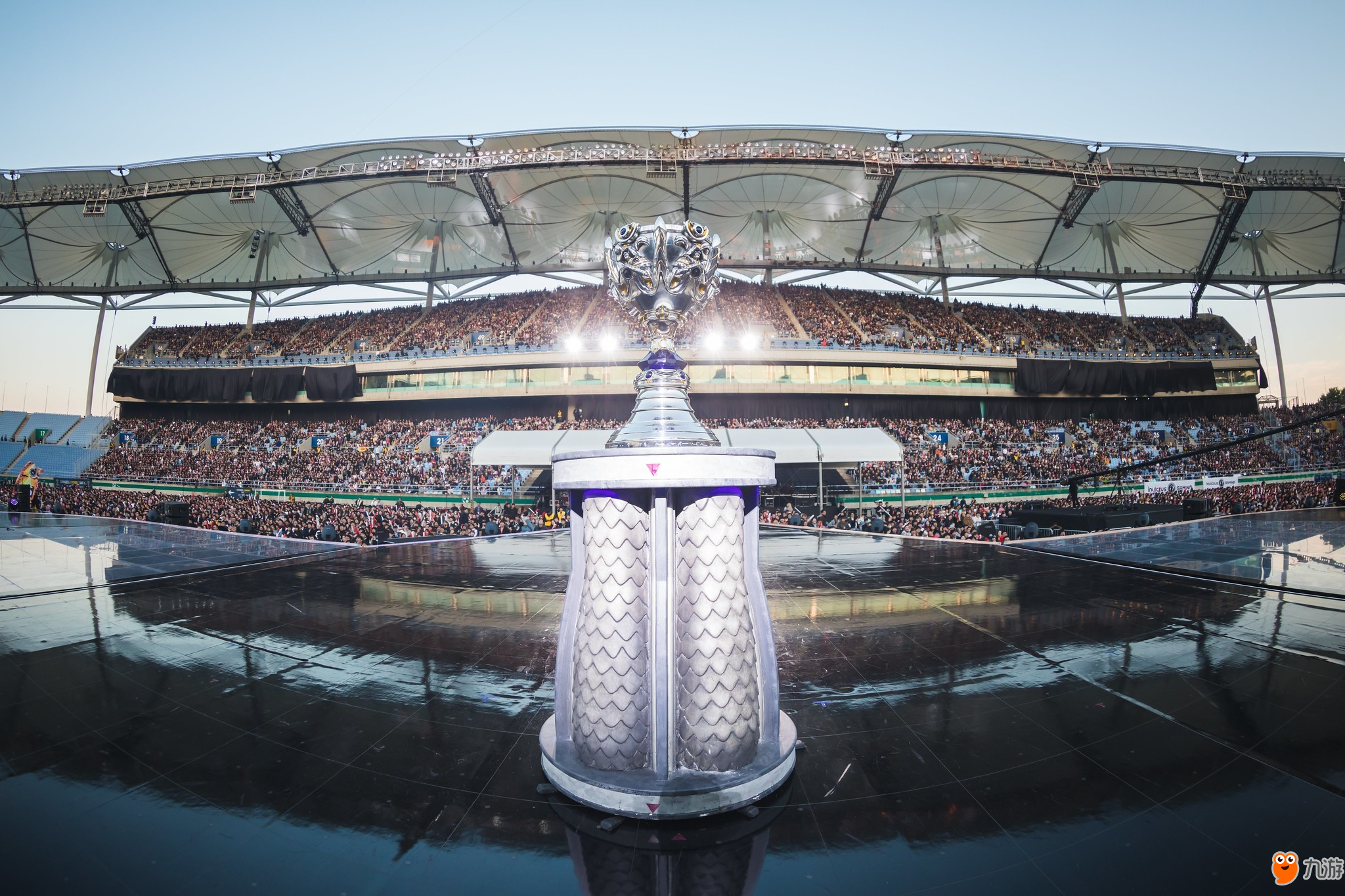 K God SofM 做到了！Zita的脸在键盘上疯狂敲击造成了巨额伤害，Zita的队伍以1-0领先Crystal Brother的队伍。